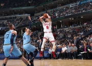 米兰体育官方网站-公牛大比分胜魔术，拉文横扫对手展现实力