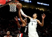 米兰体育网页版-雄鹿力克马刺，继续领先东部