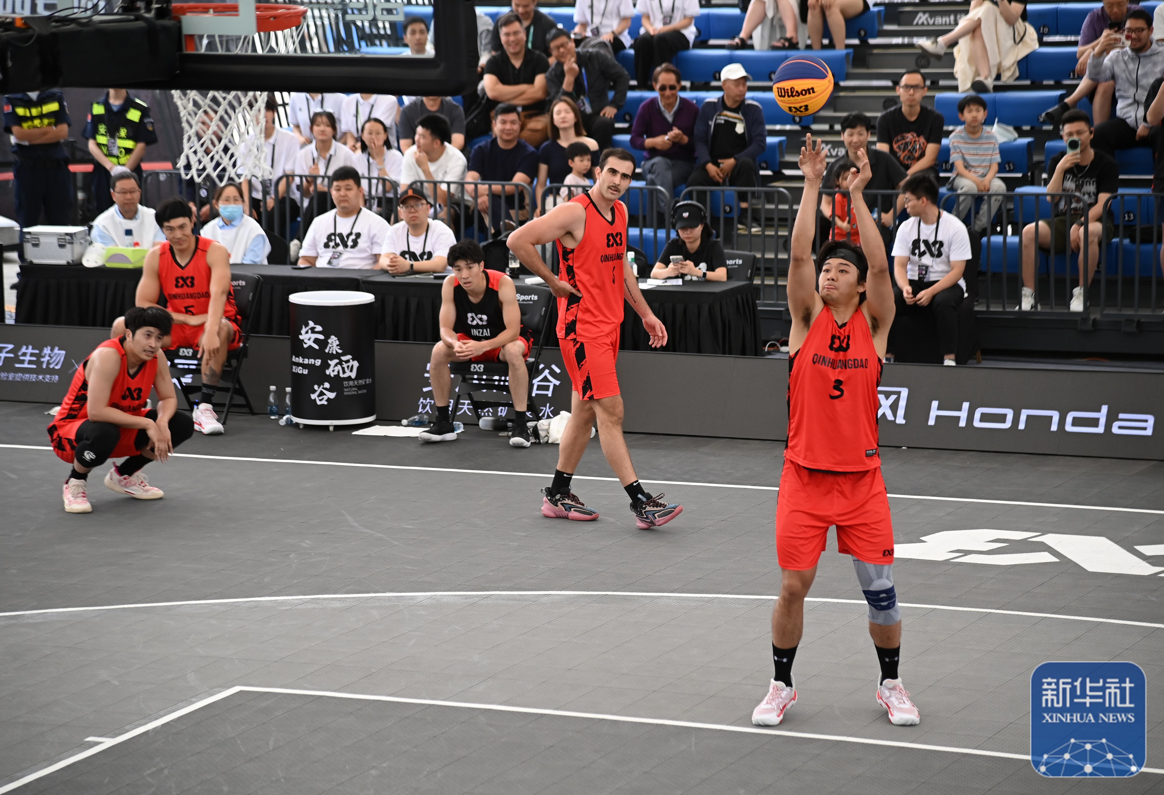 网络上各路粉丝就篮球赛况热议不休的简单介绍 网络上各路粉丝就篮球赛况热议不休的简单介绍