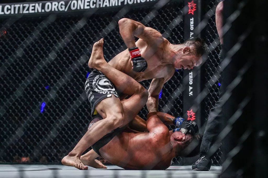 俄罗斯综合格斗选手奋力拼搏，力夺银牌的简单介绍