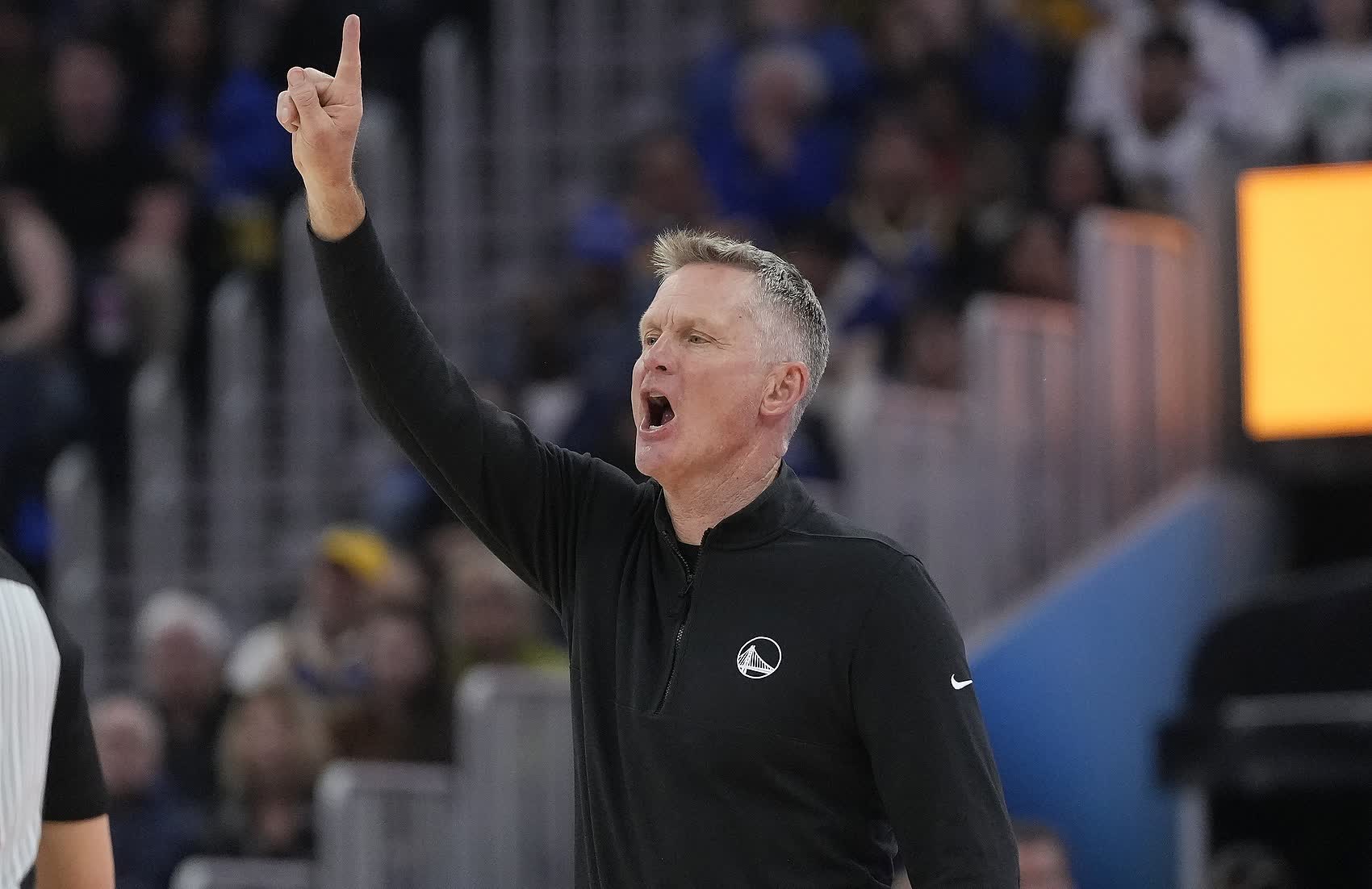 包含老鹰大破太阳，全队联手表现赢得胜利的词条