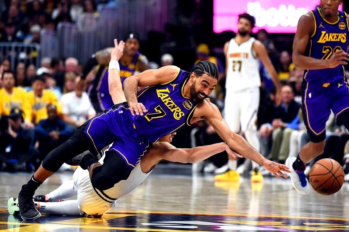 关于湖人狂胜掘金，豪取10连胜的信息