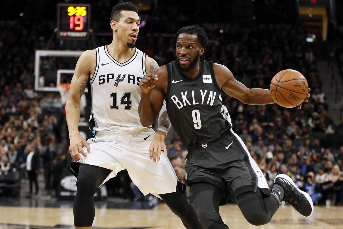 鹈鹕逆转马刺,球队连续两场胜利 鹈鹕逆转马刺,球队连续两场胜利