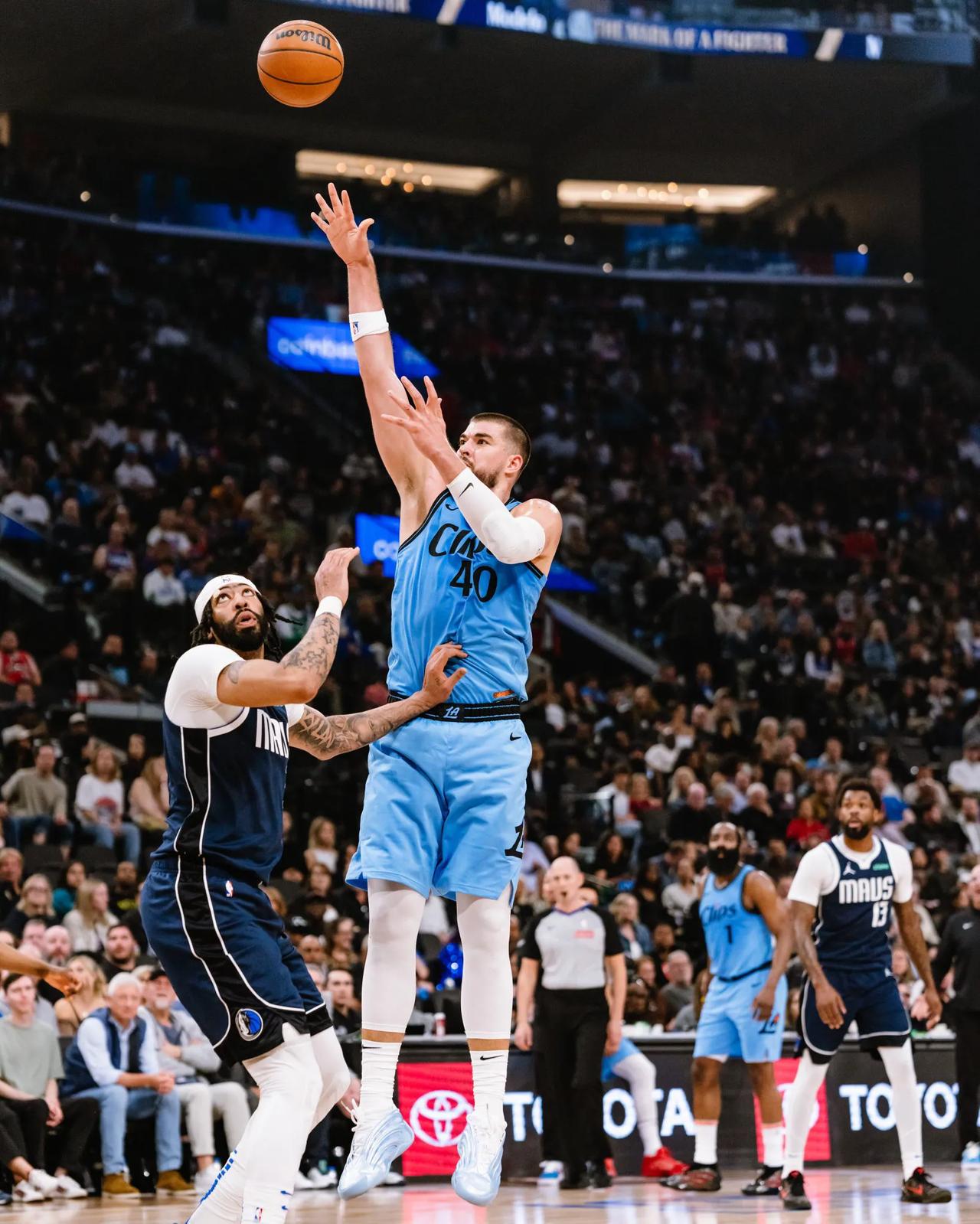 快船逆转篮网,斗志昂扬。 快船逆转篮网,斗志昂扬。