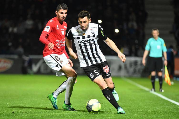 关于昂热队客场失利,排名持续下滑的信息 关于昂热队客场失利,排名持续下滑的信息