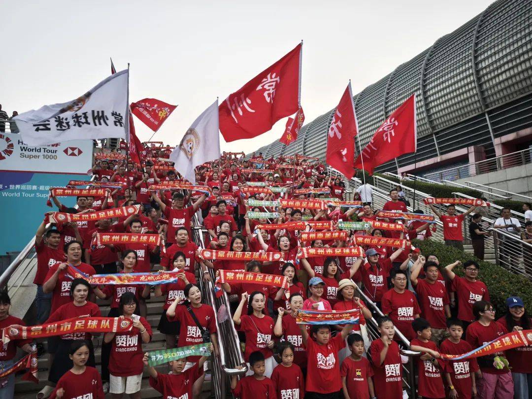 红色的队伍在足球赛中取得了胜利，喜获三分