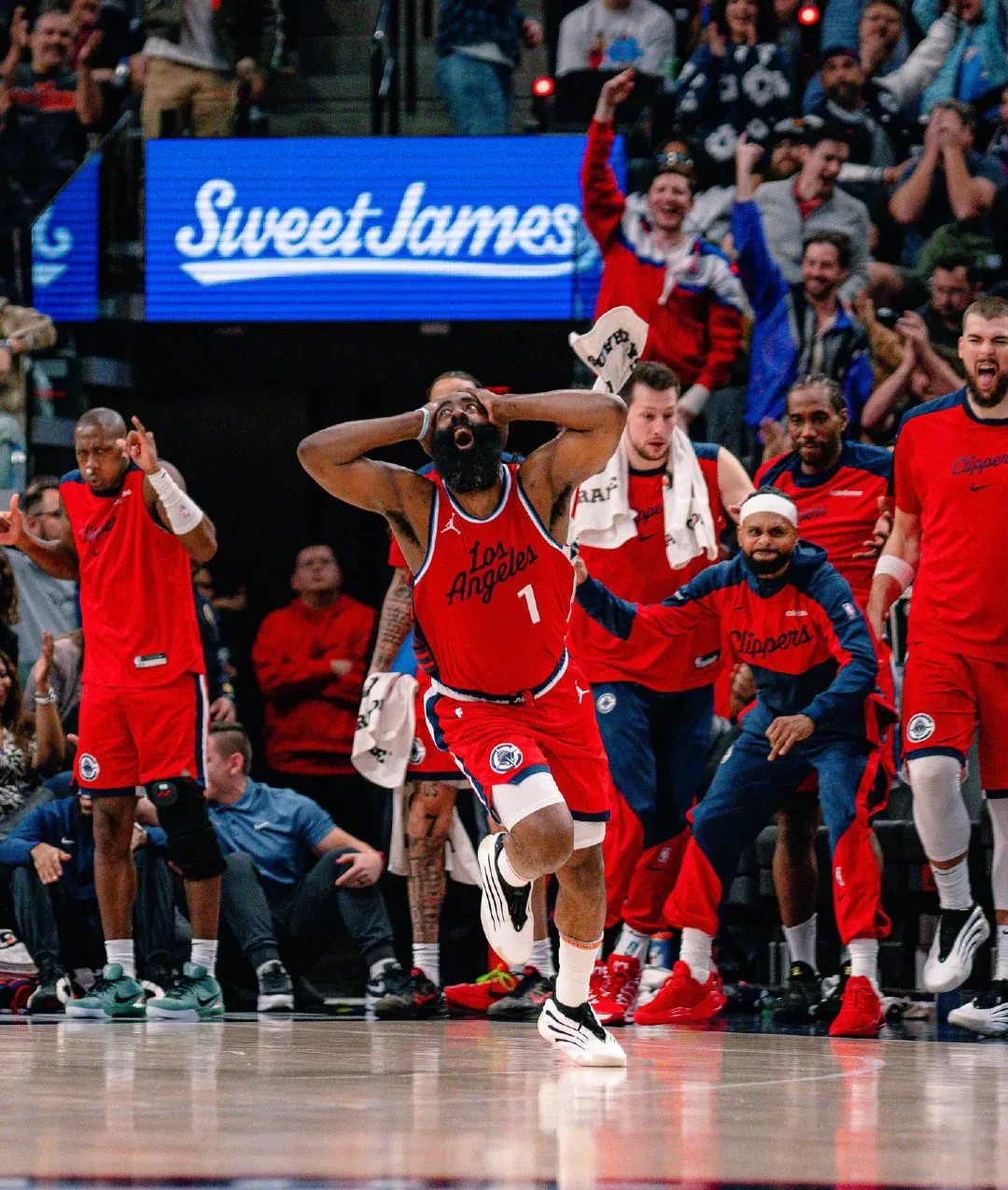 包含快船队在客场横扫对手，实现三连胜的词条