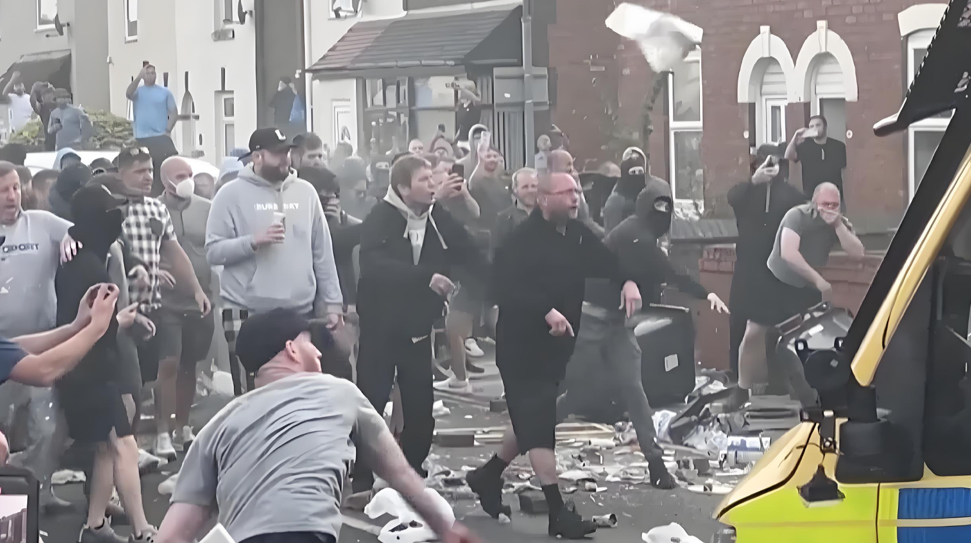 建业对申花,两队精彩对抗引发场边骚乱 建业对申花,两队精彩对抗引发场边骚乱