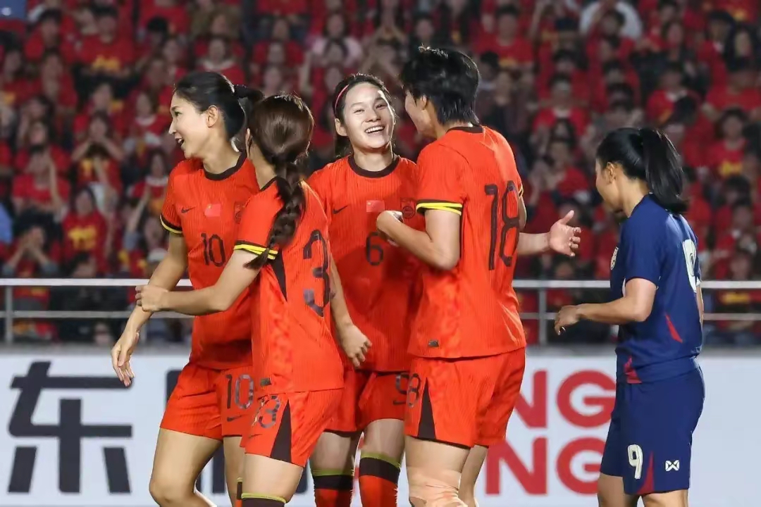 包含黄金赛事瞬间女足比赛中的争夺激情的词条