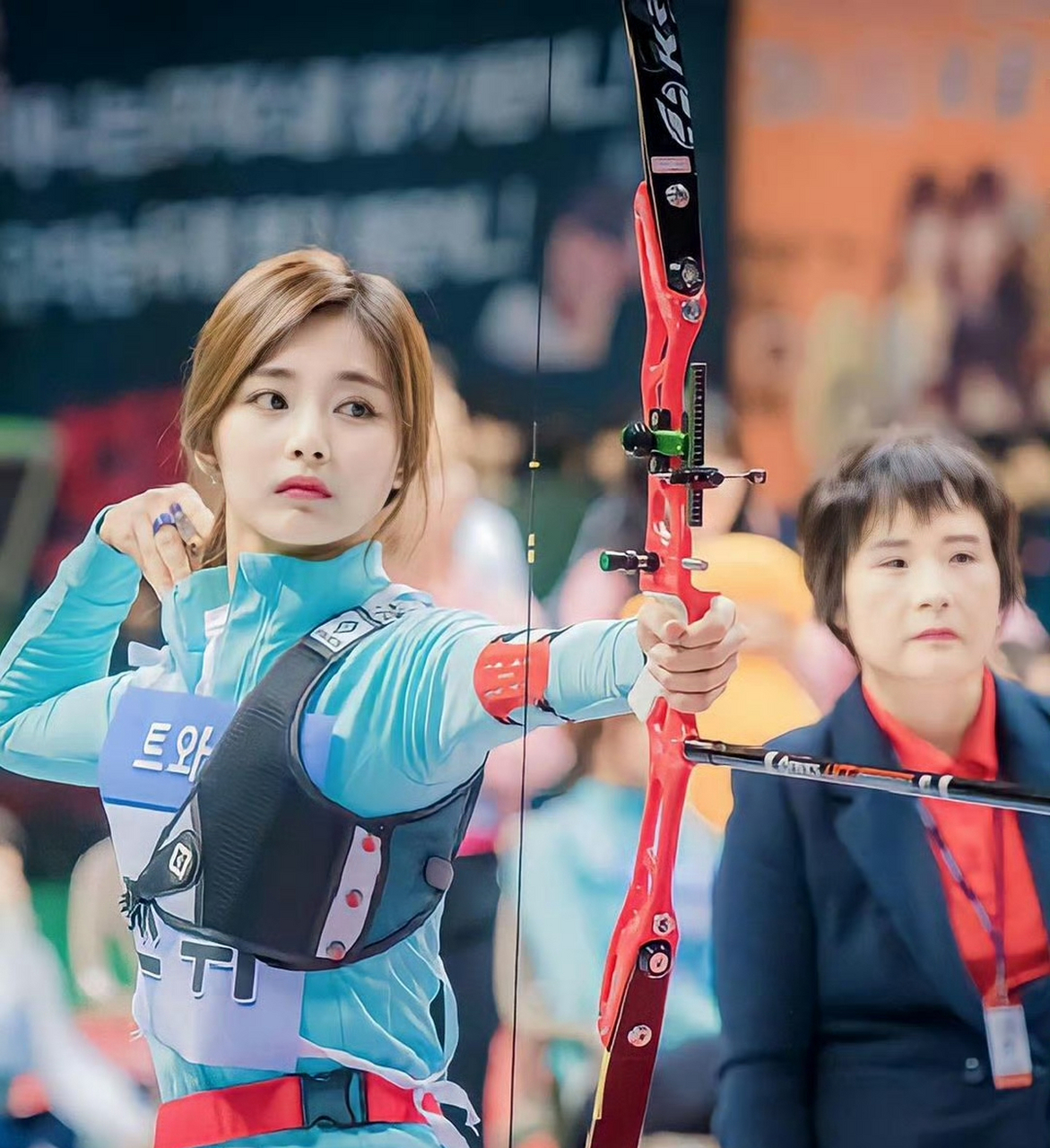 射箭选手精准瞄准，箭矢直扑目标