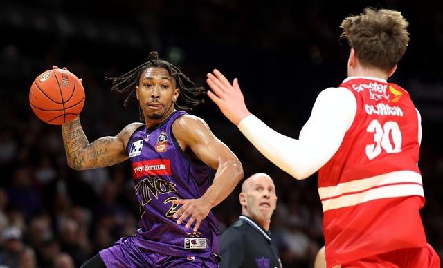 黄蜂击败老鹰保持不败