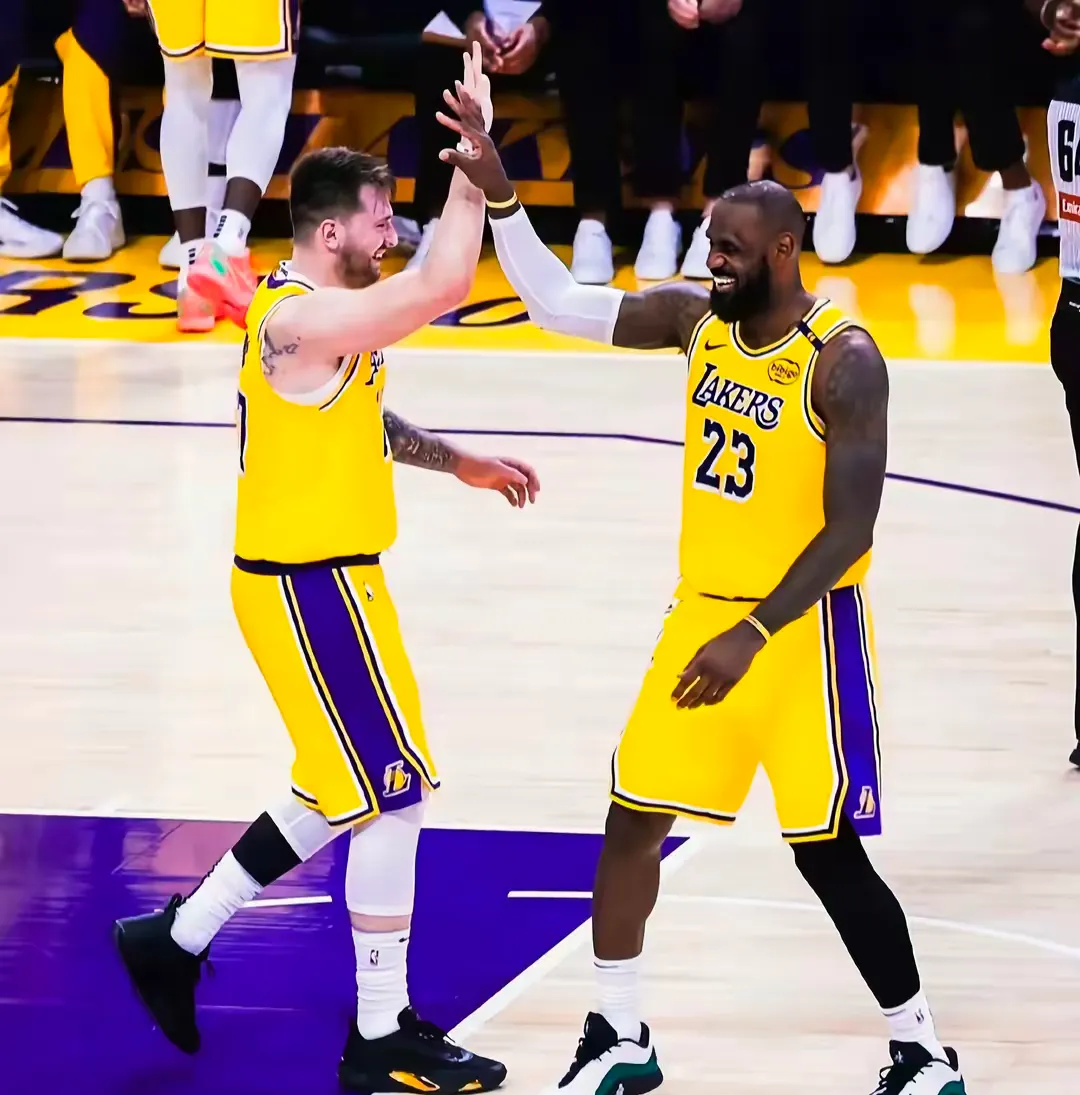 湖人客场战胜活塞，取得四连胜