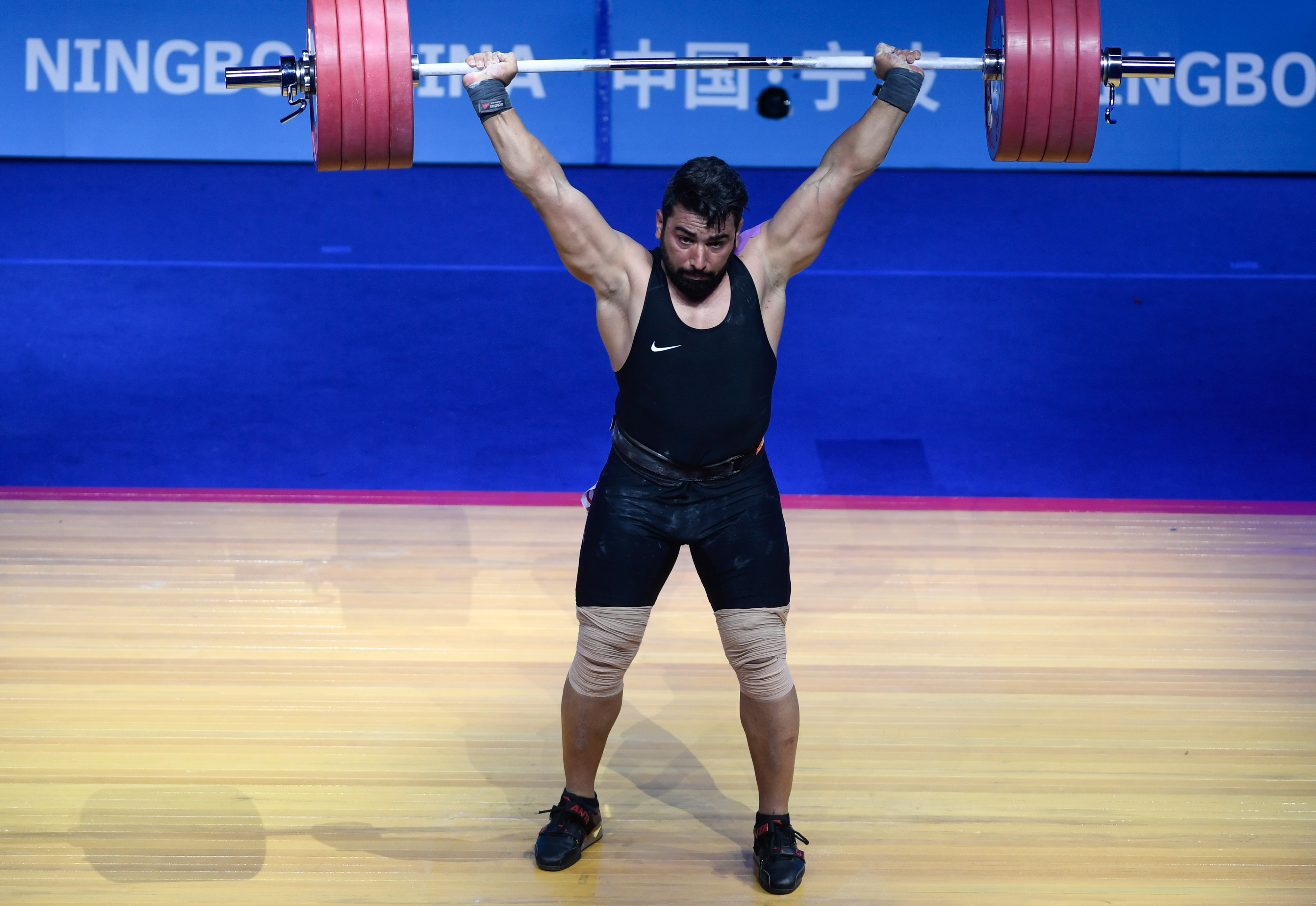 非洲选手在举重比赛中创造纪录